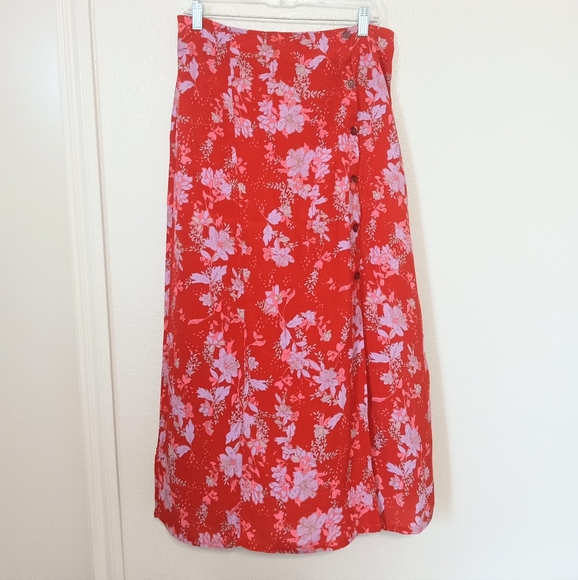 Chelsea & Theodore Red Floral Side Button Slit Printed Midi Skirt - Picture 3 of 8